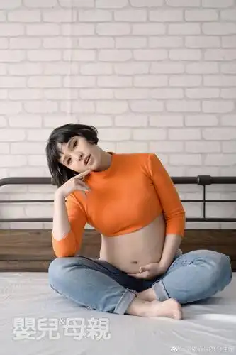 白色抹胸长裙,像极了结婚时的婚纱,然而这张可是带着小宝宝的婚纱照哦