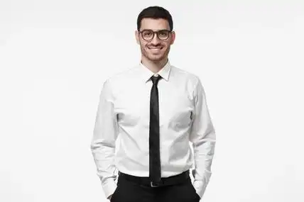 英俊的欧洲商人的室内肖像被描绘成白色的背景上身着白衬衫和黑色领带