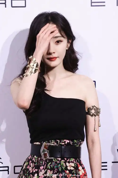 杨幂今晚穿斜肩带花纹拼接长裙出席活动