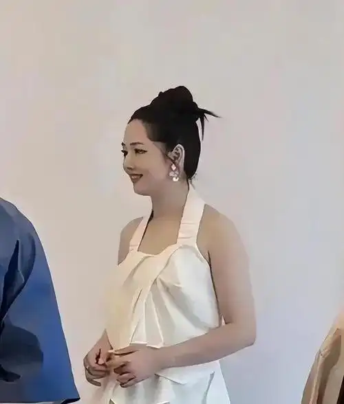 郭碧婷怀三胎了久违站台肚子隆起没腰线化浓妆变强势太像向太