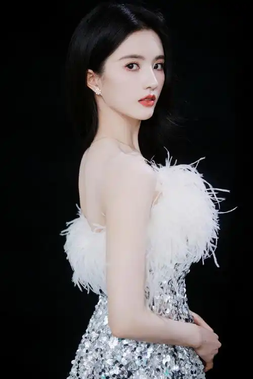 刘些宁超话|#第十八届中国长春电影节#闭幕式@刘些宁献唱《少年般绚丽