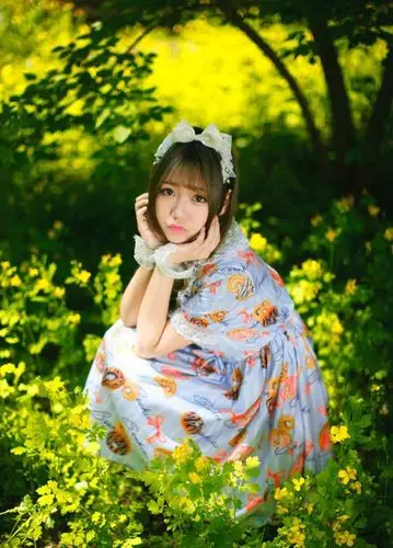 阳光淘气可爱甜美女生户外唯美诱惑写真