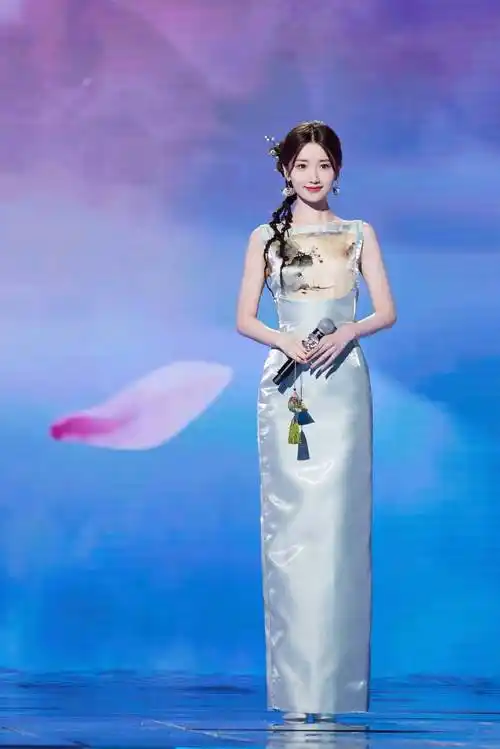 毛晓彤蓝色连衣裙优雅时尚写真_网友_感觉