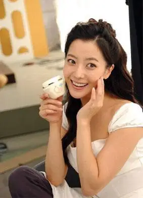 金喜善广告照娇俏活泼