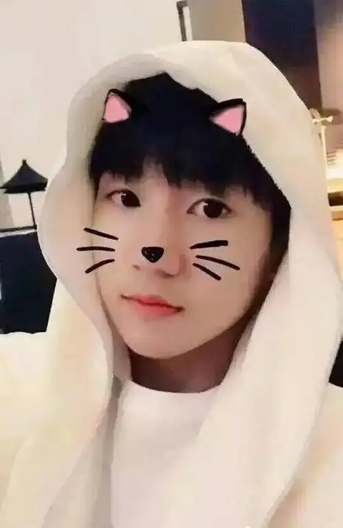 王源嘟嘴卖萌日常堪称卖萌界的扛把子