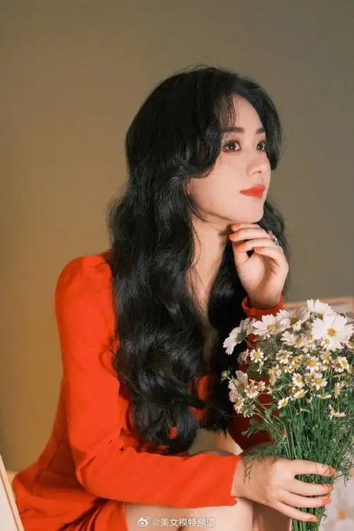 赵丽颖身穿红色紧身裙美腿纤细大波浪卷发似港风美人