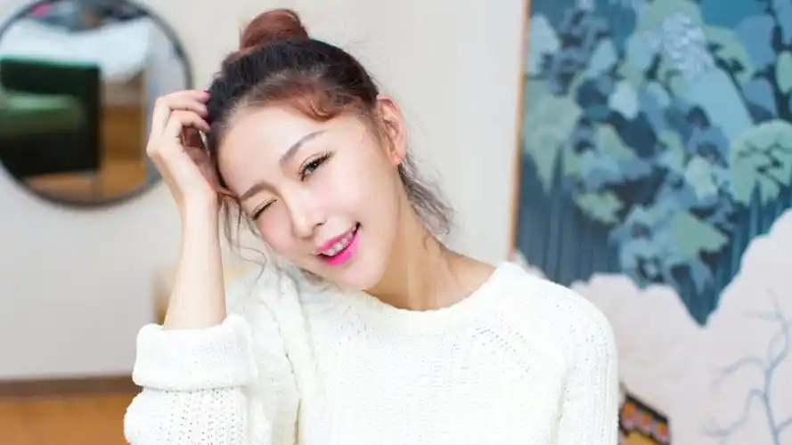 穿白色毛衣美女刘嘉琦4k图片,4k高清美女图片,娟娟壁纸