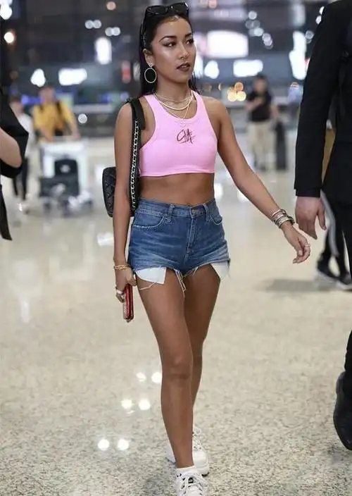 刘欢夫妇办家宴,吉克隽逸超短裙,露腰背心引争议,网友:没教养