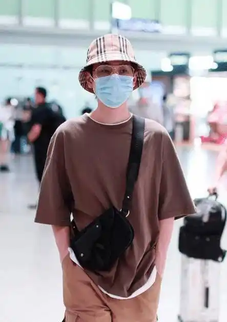 汪苏泷近期机场look,随性又舒适,阳光帅气大男孩_休闲_白色_造型