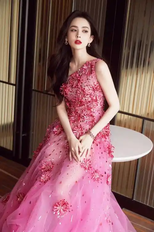 古力娜扎真的美的惨无人寰 古力娜扎剧组走红毯 美疯了真的