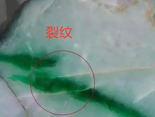 裂纹和石纹仅一字之差,翡翠价值立马相差数百倍,你会分辨吗?