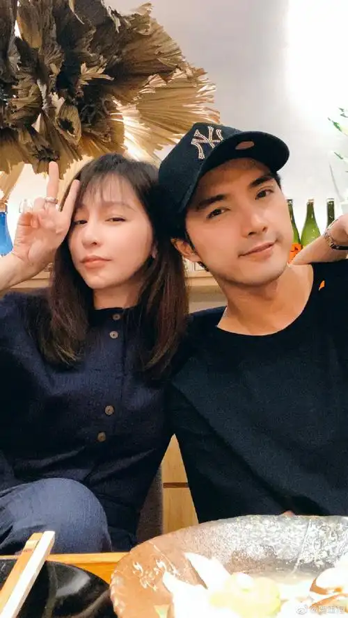 王心凌晒与贺军翔合影 美乐以烈十年后再同框引回忆杀 - 青岛新闻网