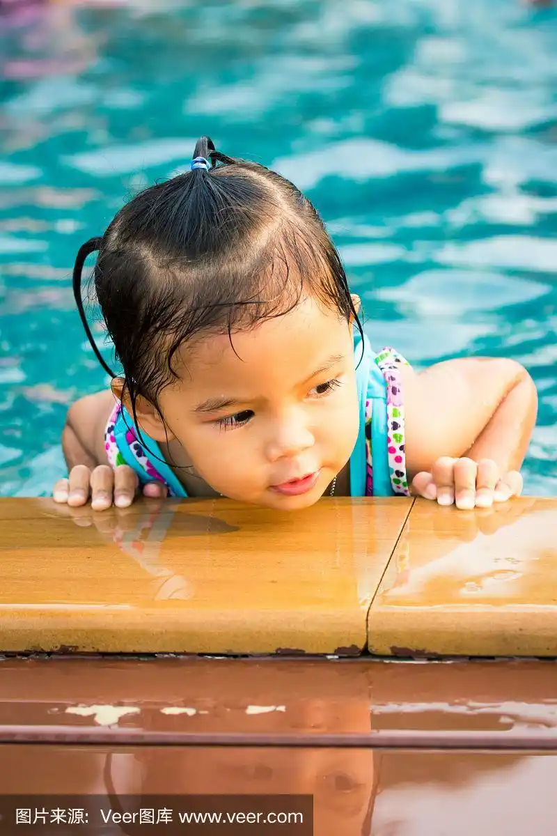 可爱的小女孩在游泳池里玩