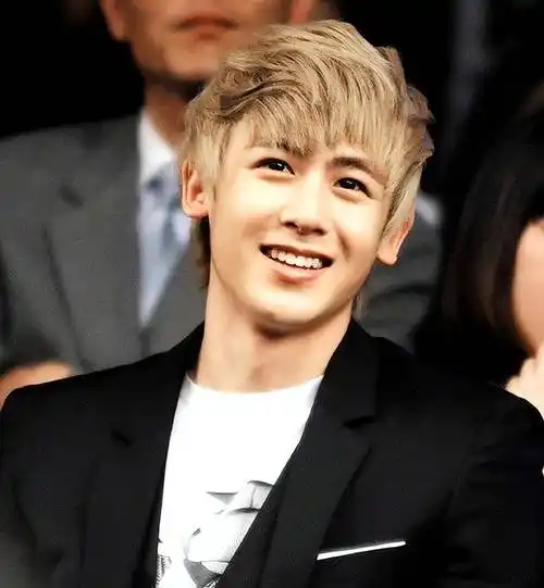 2pm尼坤当年小奶狗肌肉外表人气超高,33岁近况却变黝黑胡渣大叔_模样