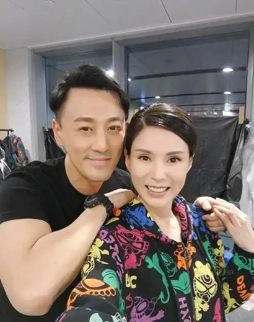 李若彤跟粉丝合影穿的硬是只有24岁但脸的状态看得出50多了