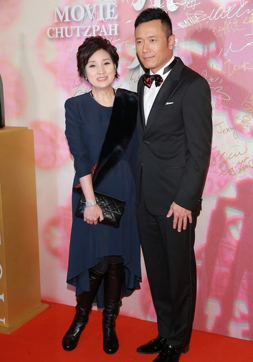 戚美珍和老公苗侨伟好恩爱59岁身材挺丰满黑色穿搭挺飒气