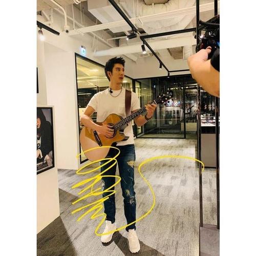 6寸  王力宏          亲笔签名照片   7号