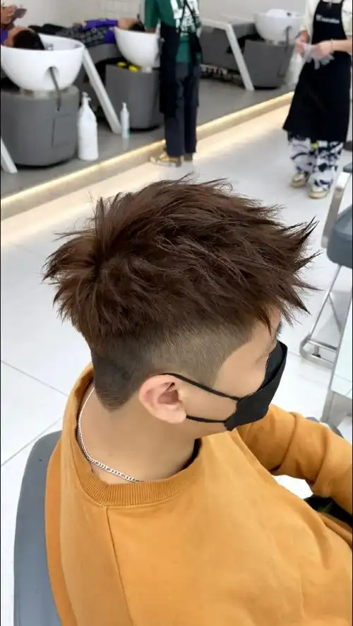 凌乱抓刺男生短发