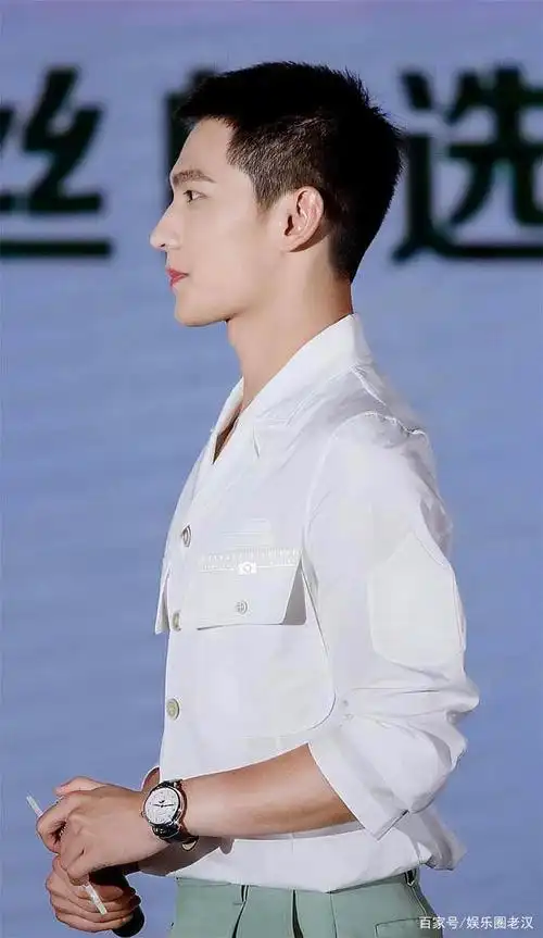 杨洋侧颜杀绝不绝?看了他最新的侧颜照才知道,还有股少侠气质!