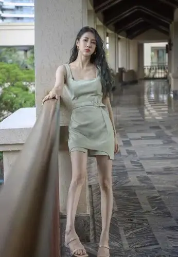 弦子瘦得裤子都挂不住,渔夫帽显时尚,却被包包抢镜!