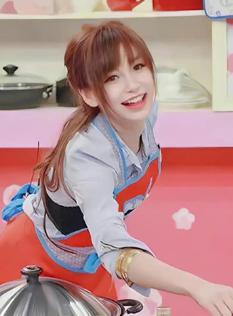 angelababy早期模特时日系风,真的和芭比娃娃一样,有点婴儿肥,满脸的