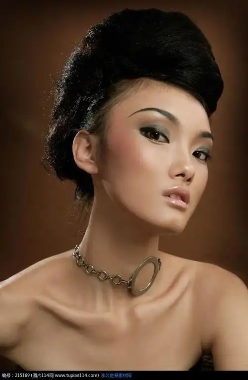 歪头看镜头的气质美女