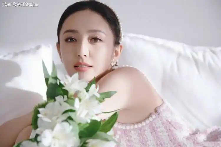 佟丽娅 沙发家居休闲写真