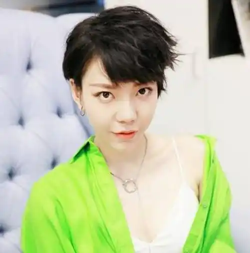 吴莫愁素颜照片比化妆好看(吴莫愁从浓妆艳抹到素颜淡妆)