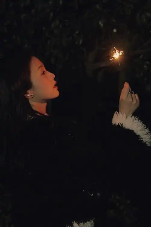 白鹿手拿小烟花夜晚户外燃放烟花浪漫可人写真美照