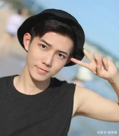 组图:皮肤白净,青春有活力的厦门大学校草许晋哲,有型又帅气!