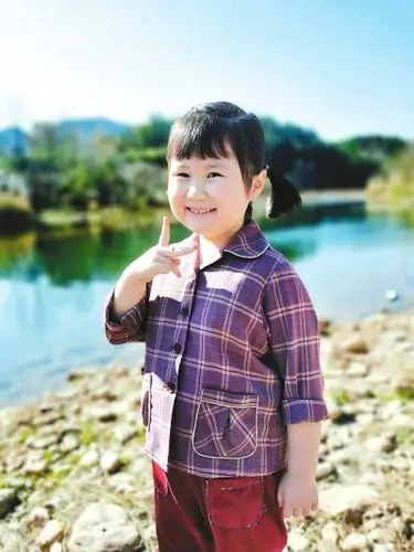 贾玲贺岁片中饰演其小时候的演员是咱洛阳女孩你好小若溪