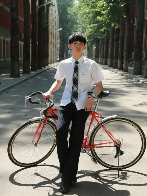 白敬亭白衣单车青涩的老照片06