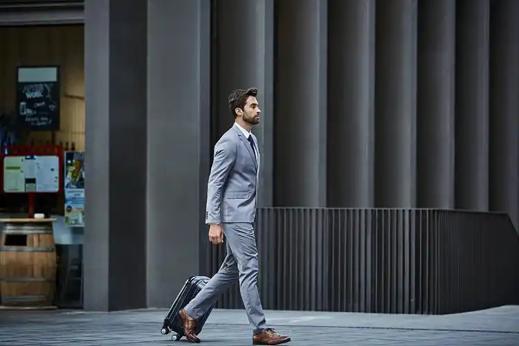 看他走路昂首仍是低头一个男人走路是否昂首,也能体现出他是不是有钱