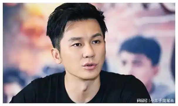 42岁李晨上海低调遛娃简易婴儿车显朴实女儿清秀似父