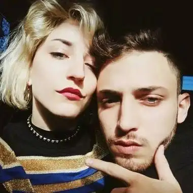 欧美霸气高冷范情侣yy头像合照两张有人疼才显得多么出众