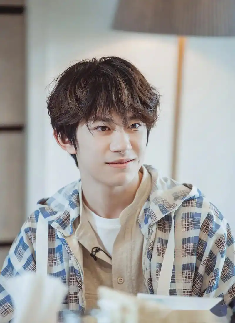 易烊千玺卷发造型#快来看看我们超可爱的肥烊卷,在最新一期的朋友请