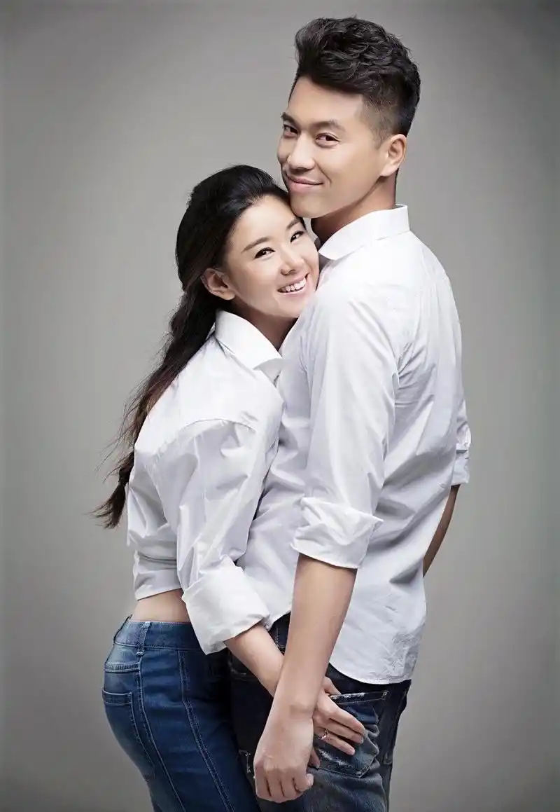 李小萌王雷合体庆生,夫妻俩高调撒糖超甜,穿露背长裙大秀好身材