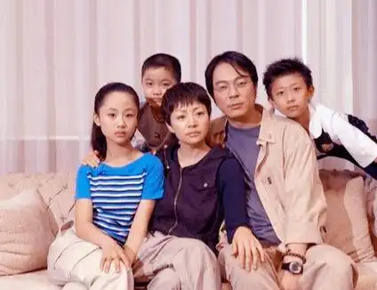 《家有儿女》主要讲述了夏东海曾跟随前妻去美国陪读,离婚后带着7岁的