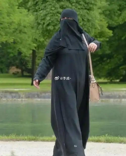 当小妾的女网红并且说绿袍很漂亮,众所周知穆斯林国家男子一夫多妻