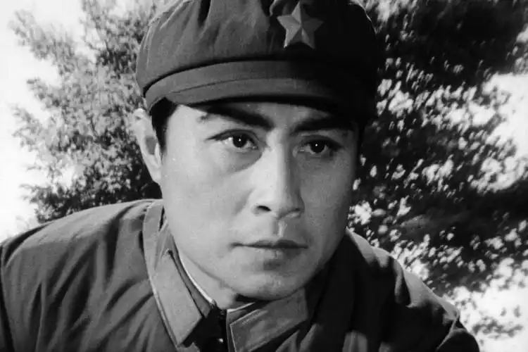 视频:经典老电影《侦察兵》片头曲,《我们是人民的侦察兵》