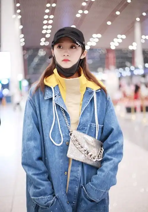 关晓彤黑帽加牛仔大衣休闲装包裹严实现身机场图片