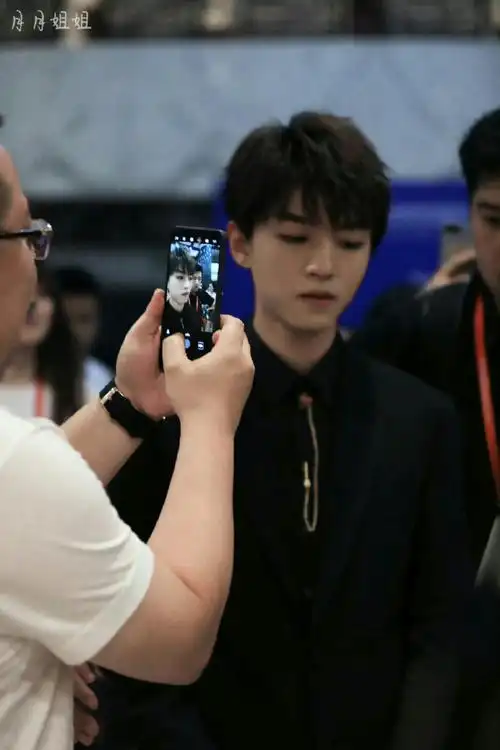 王俊凯超话  存档下十八岁王俊凯关于第一次贵州行的回忆,好喜欢西装