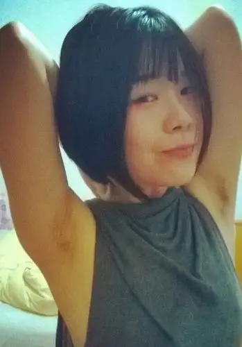 女生腋毛不拔大赛走红网络