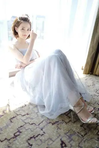 徐璐真厉害!细针跟只穿一只脚,竟还敢蹲在20厘米宽的阳台上!