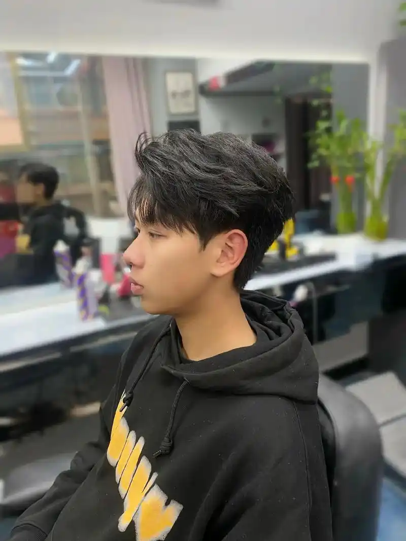 三七纹理侧分.大英顶峰男发馆#男生烫发发型推荐 #男生造型 - 抖音