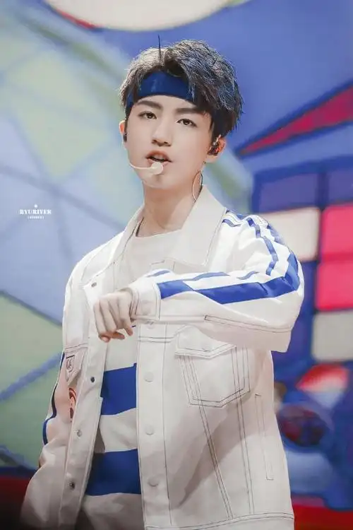 王俊凯戴麦唱跳的帅炸瞬间合集,这样的画面什么时候能再看一次