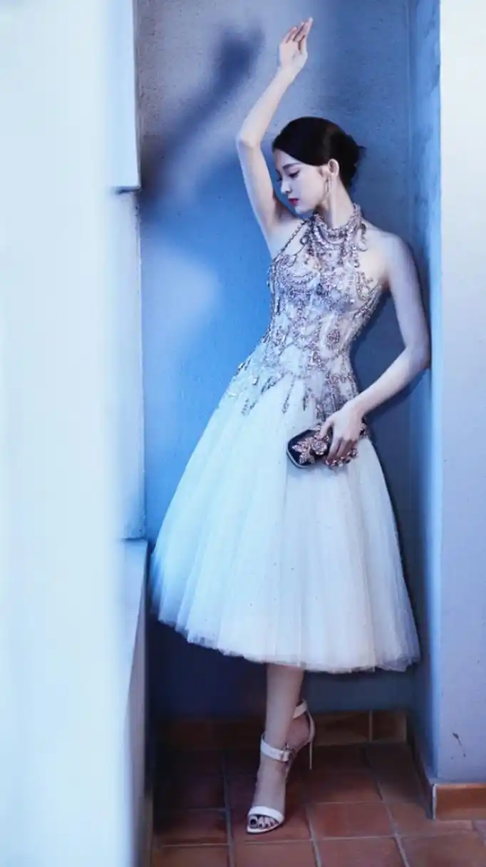 清纯唯美,性感迷人的#古力娜扎# 一袭刺绣玫瑰裙,雪肤玉貌,白皙精致的