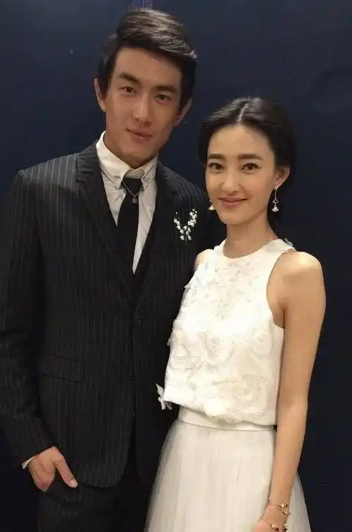 至今网友们依旧对王丽坤的新男友知之甚少,只知道是身价不菲的圈外人.