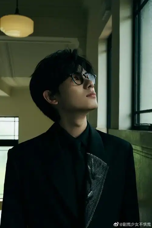 胡先煦扶眼镜侧拍##胡先煦说一会见