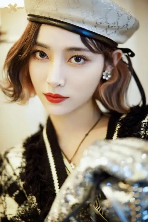 the9-许佳琪受邀参加品牌活动,黑白与闪银交错,格纹衫和贝雷帽搭配